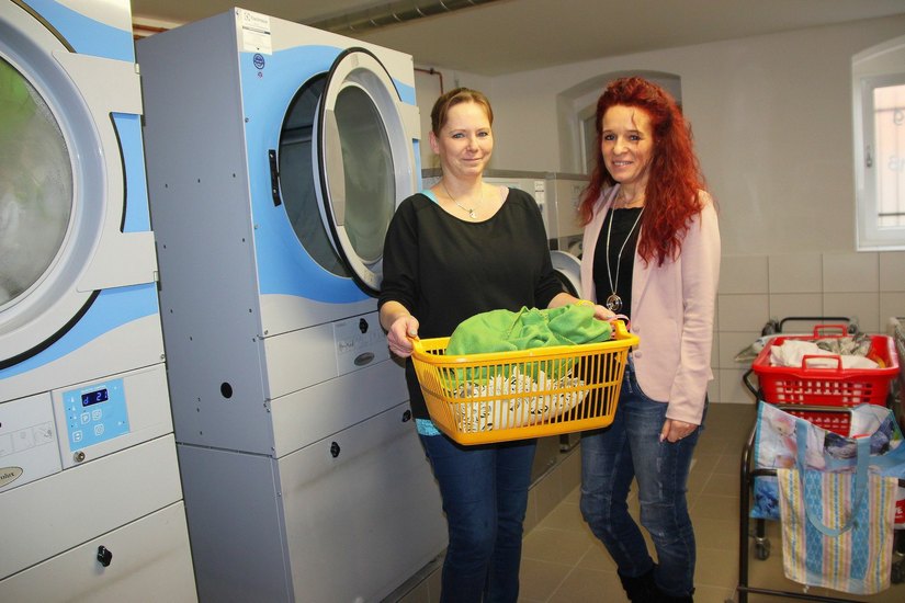 Textilreinigerin Daniela Steude (l.) und Verwaltungsleiterin Ilona Dallmann hoffen, dass das neue Angebot des Vereins künftig von vielen Meißnern genutzt wird.
