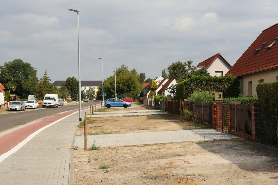 Die Pflanzflächen (Bildvordergrund) in der Rostocker Straße sind bereits fertiggestellt.