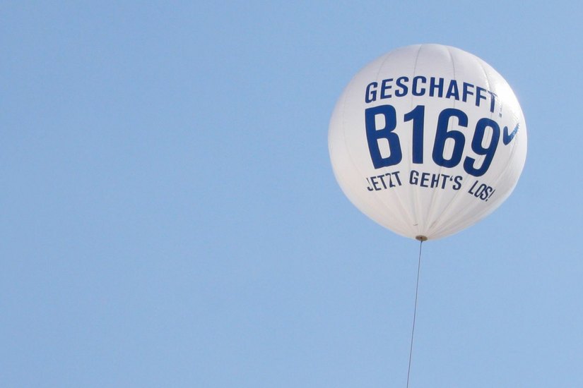 Wer weiß es noch? Bereits 2009 (bald zehn Jahre vor dem großen Stadtjubiläum) schwebte dieser Ballon über dem ersten Spatenstich zum Ausbau der B169 in Richtung Salbitz...   Foto: Farrar