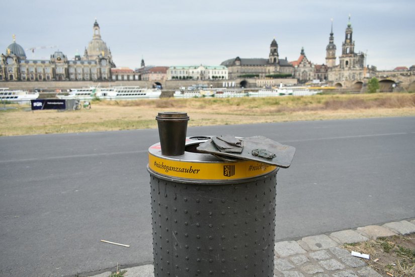 Das ist Kunst und kann nicht weg: Installation von Thomas Judisch auf einem Mülleimer am Elbradweg. Foto: Schiller