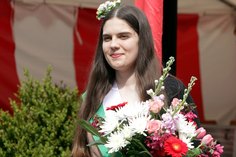 Alida I. wird beim 50. Borthener Blütenfest zur 28. Sächsischen Blütenkönigin gekrönt.