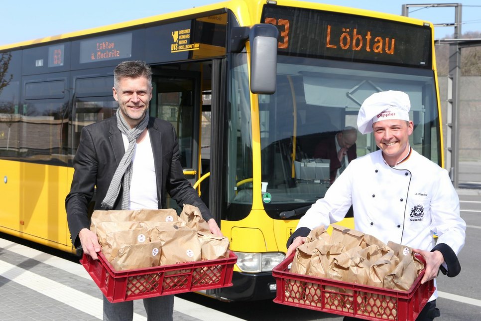 DVB-Vorstand Lars Seiffert (li.) freut sich über die 200 Lunchpakete der Bäcker für die DVB-Fahrer.