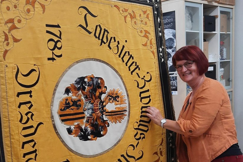 Diplomrestauratorin Birgit Seeländer hat die historische Innungsfahne wieder aufgearbeitet. Fotos (3) Pönisch