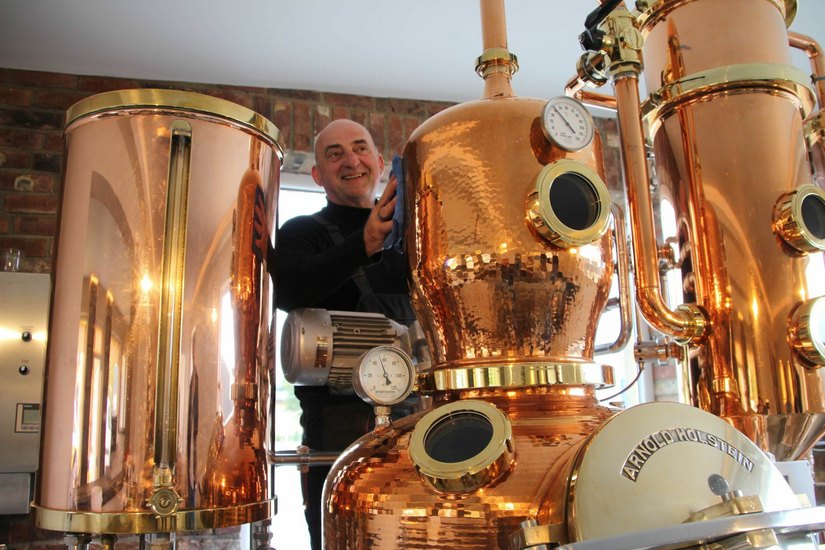 Alles glänzt: Destillateur Klaus-Peter Teutoburg-Weiss putzt die Schaudestillerie.  Fotos: Schramm