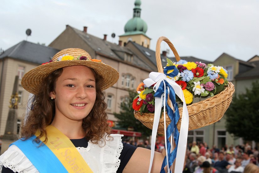 Mit ihrem Blumenkorb und Strohhut wird Alexandra Lauermann die Stadt Sebnitz vertreten.             Foto: D. Förster