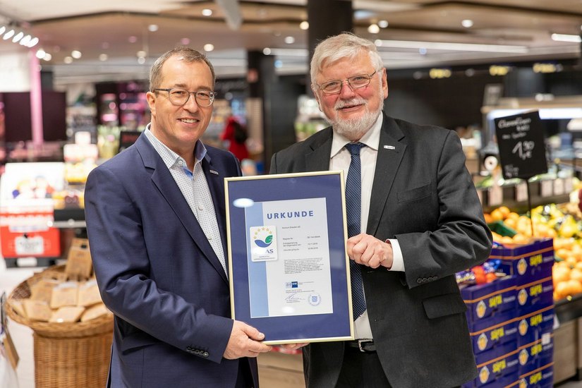 Roger Ulke und Gunther Seifert vom Vorstand sind stolz auf das Zertifikat. Foto: Konsum Dresden