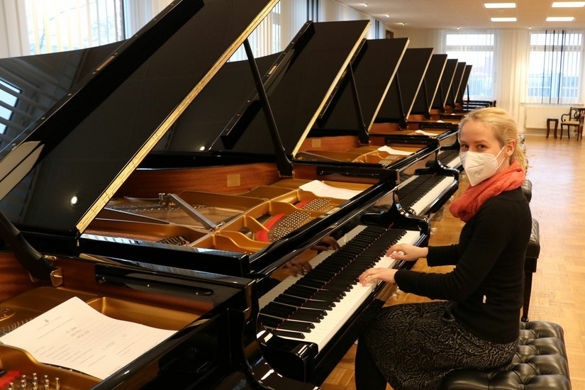Die Pianistin Johanna Zmeck durfte den neuen Flügel schon mal ausprobieren. Foto:cjw