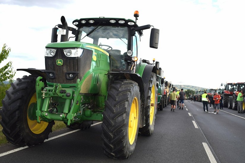Dutzende Landwirte haben sich mit ihren Traktoren auf der Autobahnbrücke versammelt.