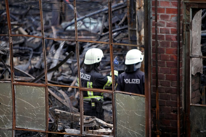 Zwei Brandursachenermittler bei der Arbeit auf dem Areal der ehemaligen Maschinenfabrik in Heidenau. Foto: Daniel Förster