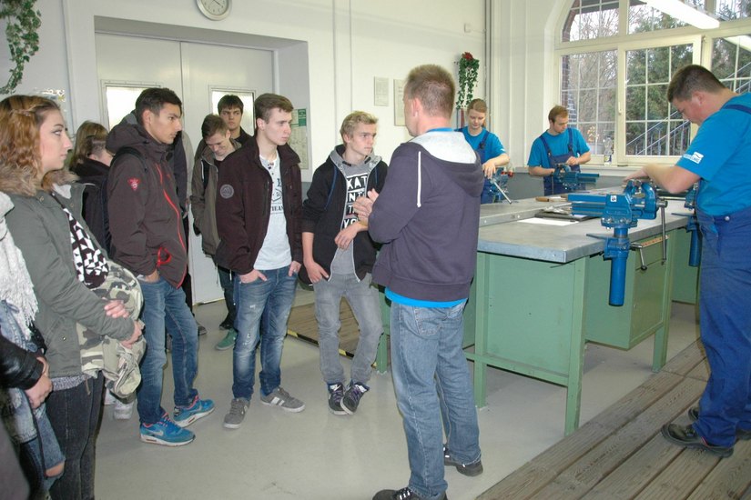 In der Lehrwerkstatt gab Lehrausbilder Jörg Lange einen Überblick über die Ausbildung zum Anlagenmechaniker bei der LWG. Foto: LWG