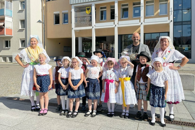 Der neue  Bürgermeister Jens Richter wird durch Kinder der Kita Spreewald begrüßt.