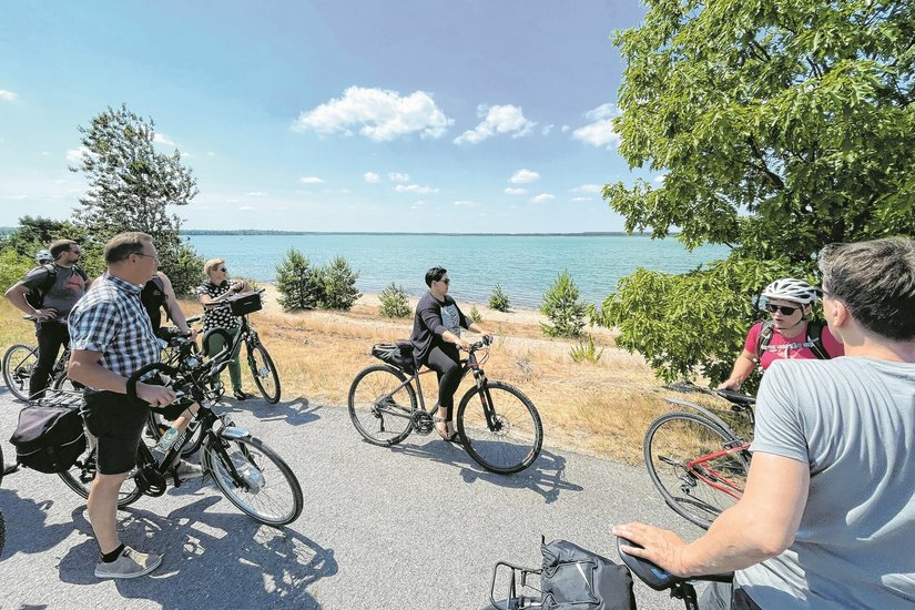 Die Fahrradtour anlässlich der »LausitzWerkstatt 2022« machte auch einen Halt am Partwitzer See, der mit einer Wassertiefe von bis zu 55 Metern zu den tiefsten und größten Seen im Lausitzer Seenland zählt.