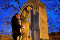 Bereits letztes Jahr entzündete Bürgermeister Markus Dreßler Kerzen am Denkmal für die Opfer von Krieg, Gewalt und Vertreibung.