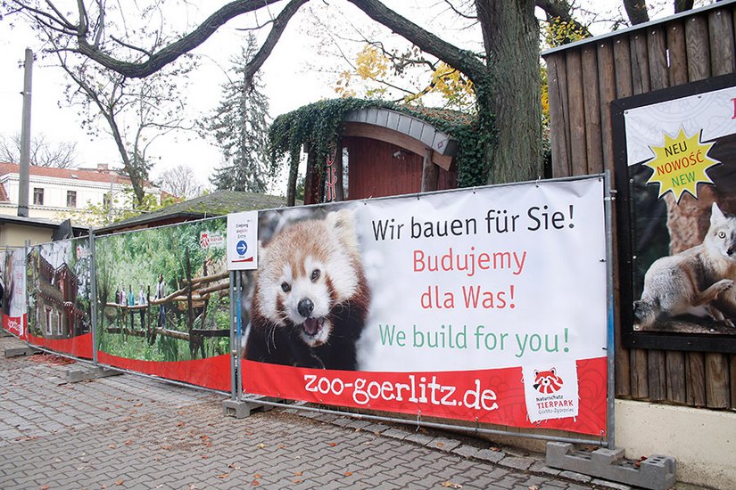 Am Haupteingang wird gebaut. Aktuell gelangen die Besucher daher durch die Zooschule im Verwaltungsgebäude in den Tierpark. Foto: www.zoo-goerlitz.de, I. Plath
