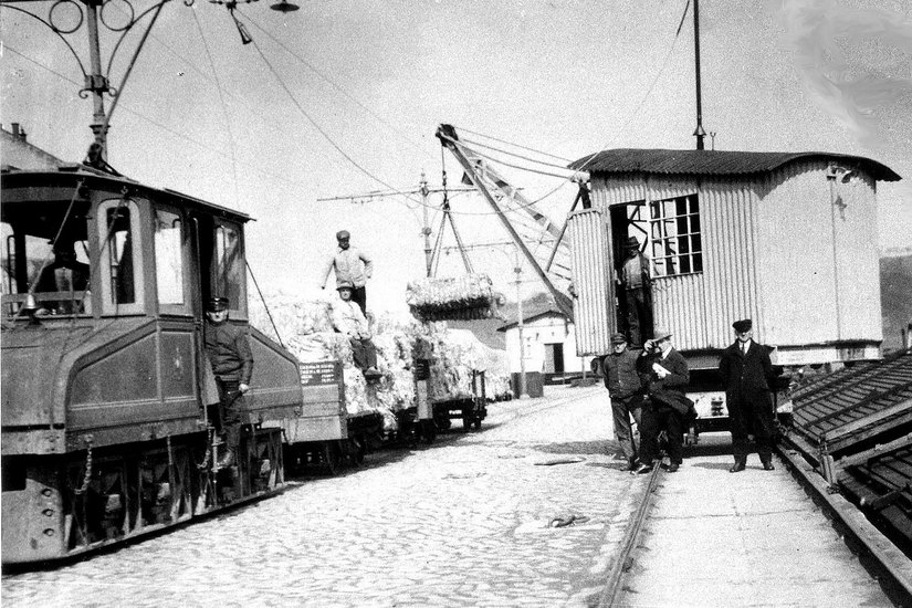 Am Meißner Elbkai erfolgte bis 1939 der Umschlag von Jute aus Übersee von Schiffen auf Güterwagen, die den Rohstoff in die Spinnerei zur Verarbeitung weiterbeförderten.    Foto: Sammlung Mattis Schindler
