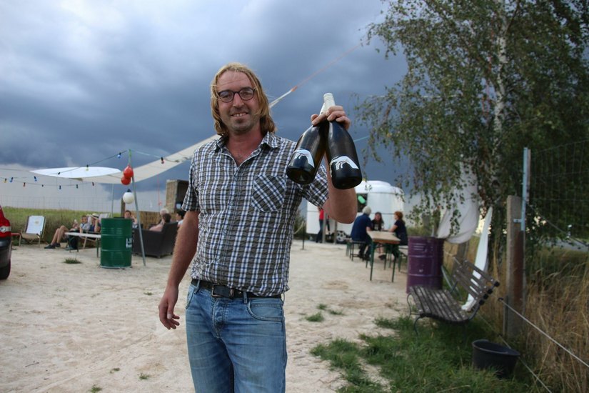 Martin Biedermann öffnet seine Besenwirtschaft zum Tag es offenen Weinguts. Foto: Pönisch