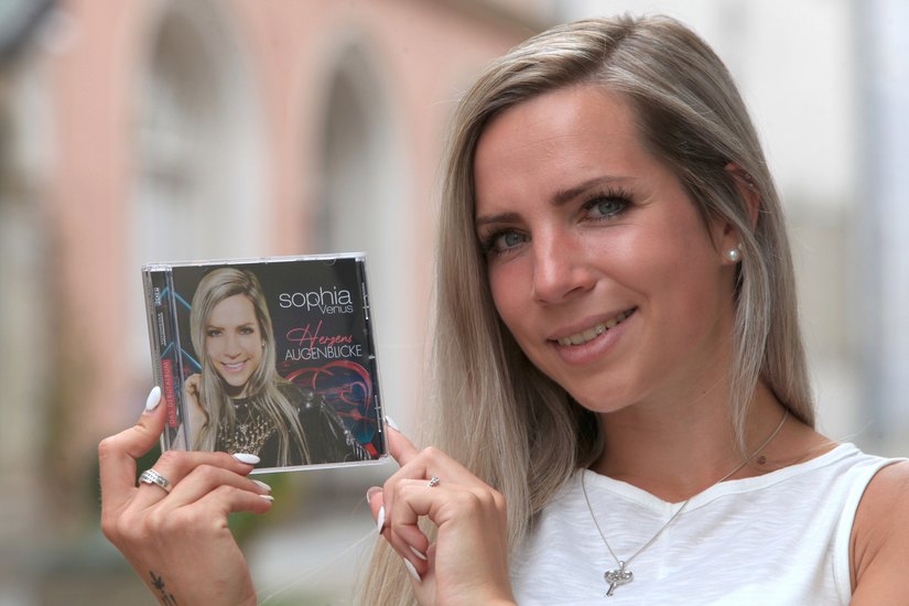 Pirnas Schlagersternchen Sophia Venus präsentiert stolz ihr erstes Album.