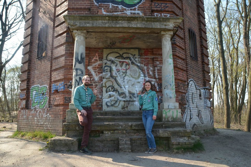Die Pfadfinder Henriette Meyer und Tobias Laurisch haben den ersten Hinweis der Schatzsuche am alten Wasserturm auf der Schanze in Luckau versteckt. Foto: FF
