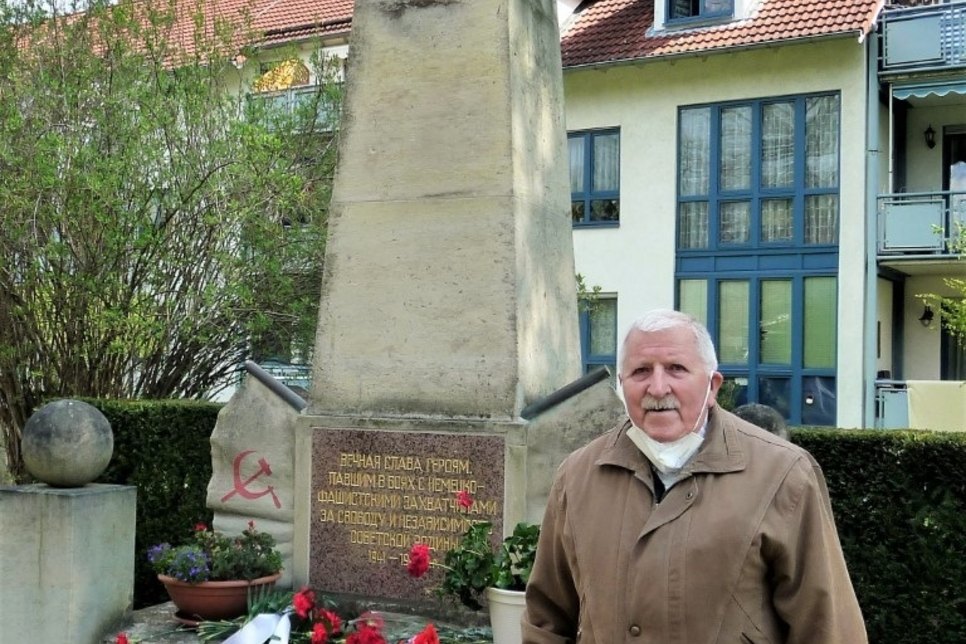 Klaus Fiedler nach der Ehrung vor dem Denkmal. Fotos: privat