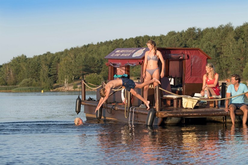 Eine Floßtour auf dem Senftenberger See bietet sich während eines Urlaubes im Lausitzer Seenland an.