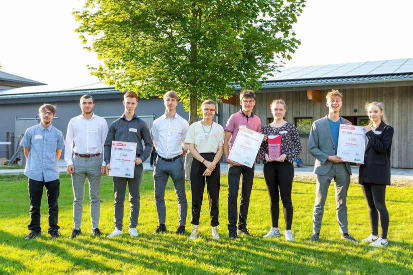 Die prämierten Teams aus Cottbus und Görlitz des Schüler-LEX 2021 bei der Preisverleihung im September. Foto: Andreas Franke
