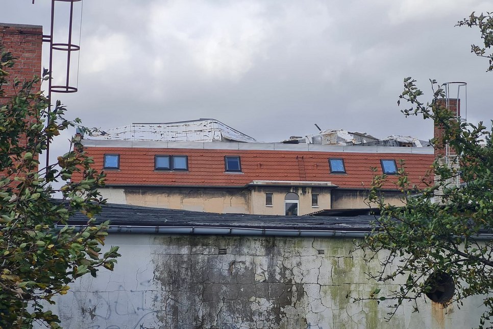 Das Dach eines Gebäudes an der Berliner Straße wurde stark beschädigt. Foto: Große Kreisstadt Weißwasser