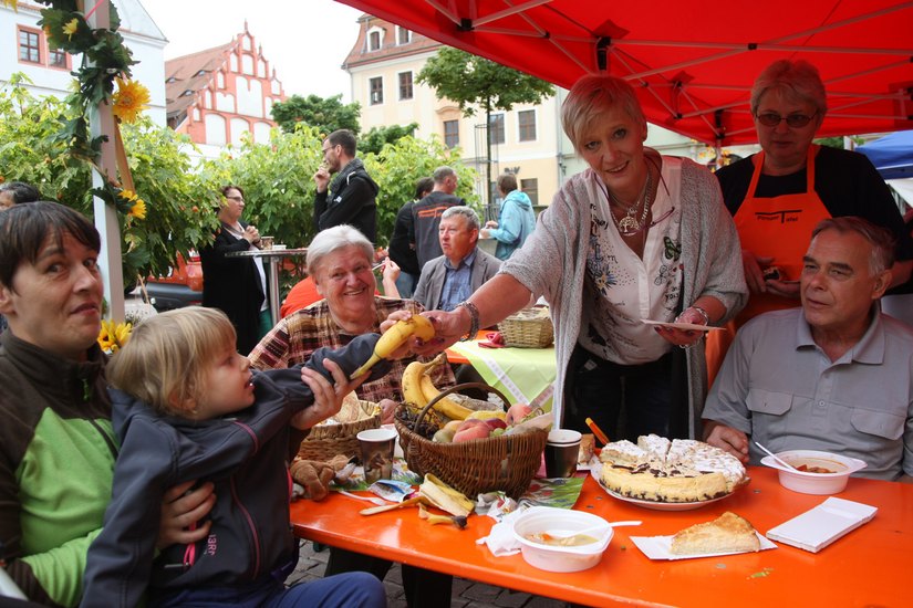 Sandra Furkert hat alle Hände voll zu tun, um die Gäste zum Tafel-Tag zu versorgen.                          Foto: D. Förster
