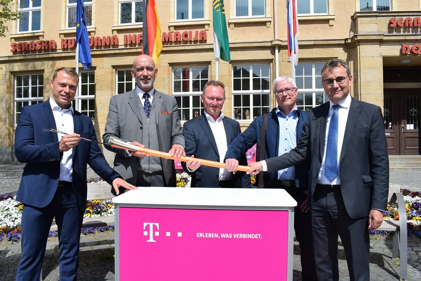 Jetzt geht es los: der umfangreiche Glasfaserausbau in Bautzen. Verteter der Telekom, des Landkreis Bautzen und der Oberbürgermeister Alexander Ahrens geben den Startschuss für das Projekt. Bis 2026 sollen 90 Prozent der Haushalte angeschlossen sein.