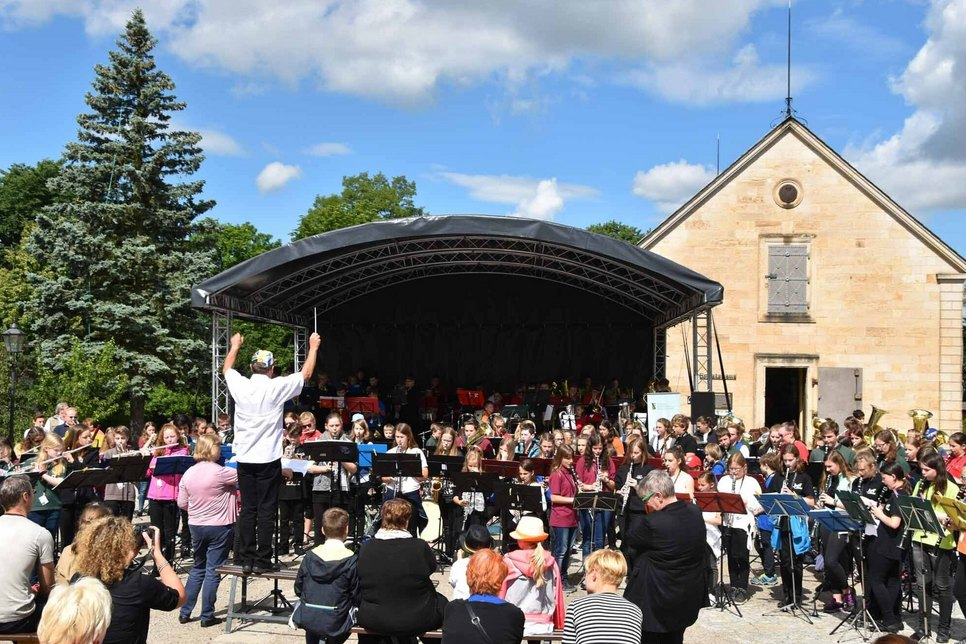 Bereits zum zweiten Mal findet das Landestreffen sächsischer Kinder- und Nachwuchsorchester auf der Festung Königstein statt (Archivfotos aus 2016).