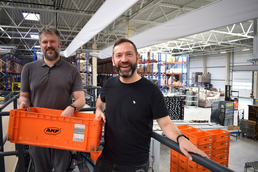Geschäftsführer Alexander Kalkbrenner (rechts) und Tobias Bartosch als Mitglied der Lagerleitung gaben einen Einblick in die neue Logistikhalle bei AKF.