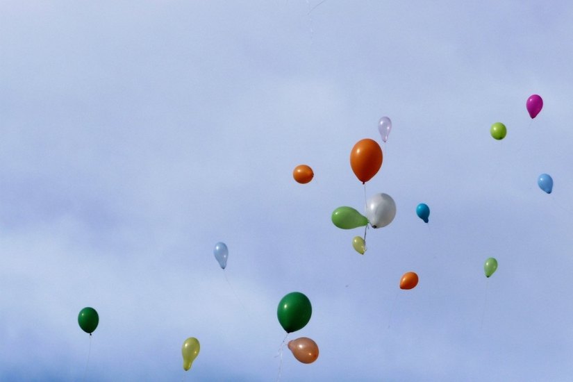 Bunte Luftballons steigen in den Frühlingshimmel.   Fotos: Fiedler
