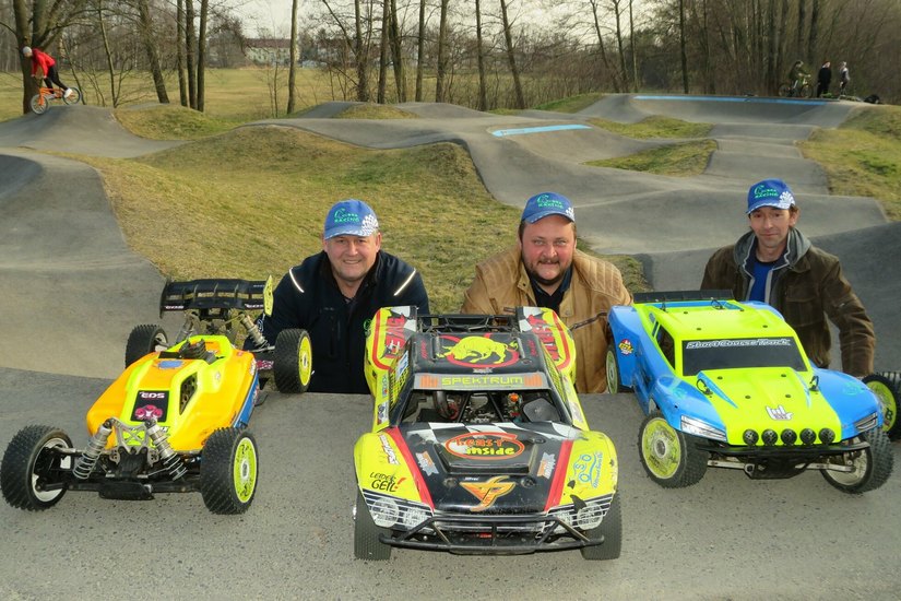 Heiko Schönberg, Jens Pichel und Denny Berger vom Verein Cobra-Racing Großgrabe schauten sich dieser Tage schon mal die Pumptrack Strecke etwas genauer an. Hier sollen zukünftig gemeinsame Workshops und weitere Veranstaltungen stattfinden.
