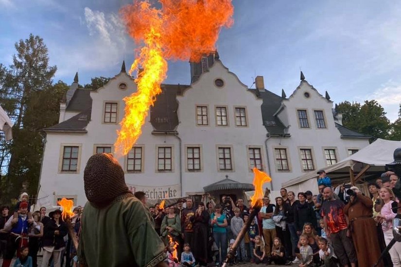 Auch Feuerspucken gehört zum Unterhaltungsprogramm beim Schlossfest.