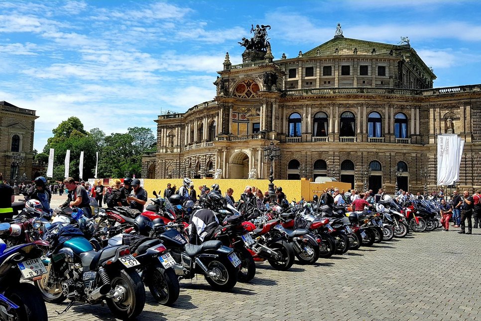 4. Juli: Biker-Protest gegen Fahrverbot auf dem Theaterplatz. Foto: Büttner