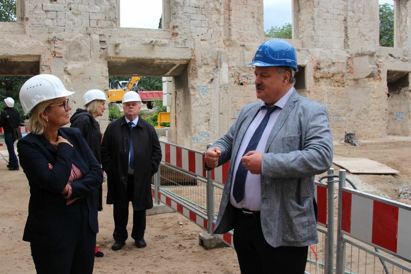 Staatsministerin Barbara Klepsch (li.) informierte sich vom Baugeschehen vor Ort.