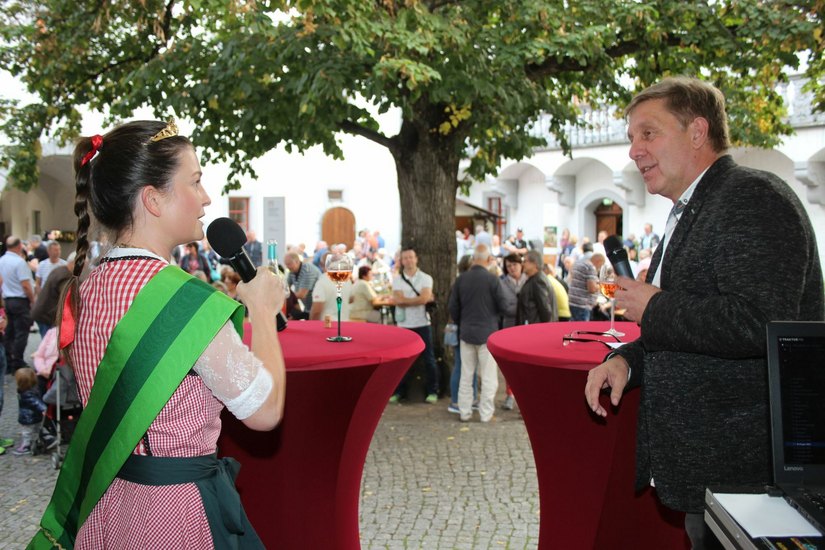 Weinkönigin Nicole Richter hatte viele Fragen von Moderatotor Kersten Naumann zu beantworten.