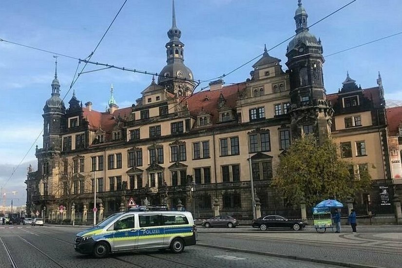 Am 25. November 2019 sind Unbekannte in das Historische Grüne Gewölbe an der Straße Taschenberg eingebrochen und haben aus einer Vitrine hochwertige Schmuckstücke gestohlen.