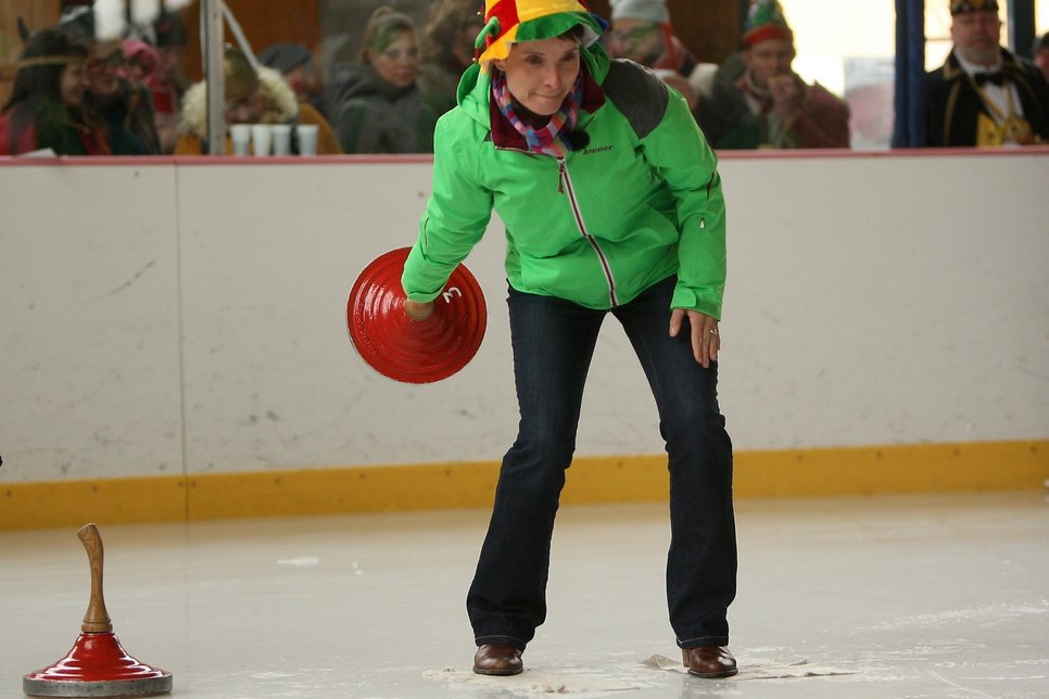 Frauke Petry beim Eisstockschießen. Foto: Daniel Förster