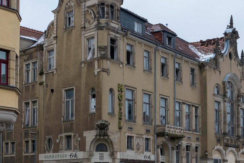 Die Absperrung am Hamburger Hof wegen herab stürzender Dachziegel bleibt.                      Foto: Geyer