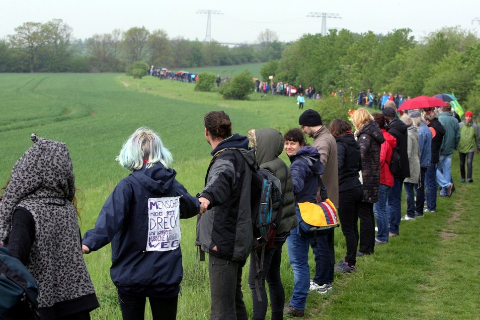 Die Menschenkette. Schätzungsweise 500 Teilnehmer nahmen daran teil. Foto: Daniel Förster