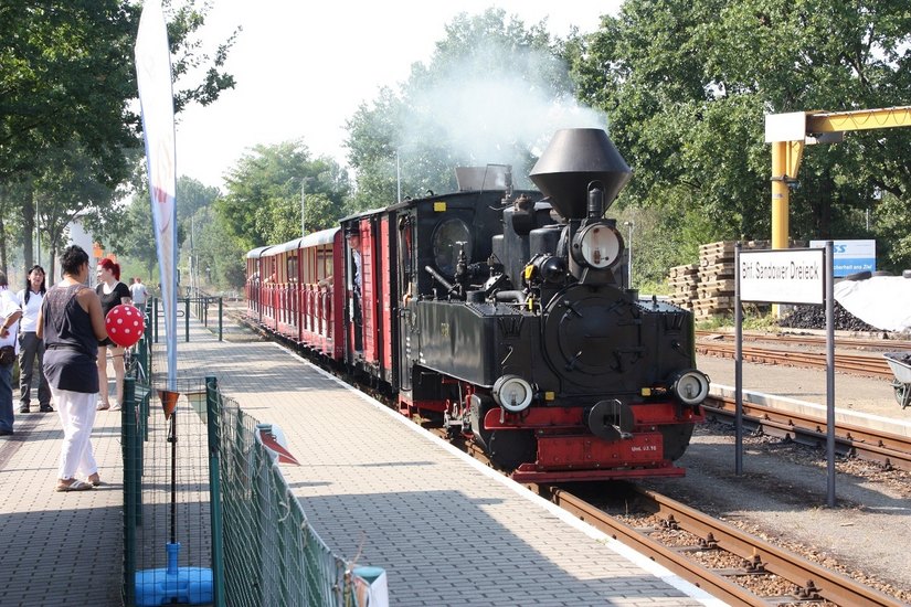 Die Dampflok fährt ein. Foto: Cottbusverkehr GmbH