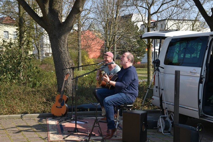 Rockmusiker Stefan Krähe und sein Freund Jürgen Gerhard spielten vor dem Seniorenheim „Haus am Wege“ in Senftenberg. Fotos: FF