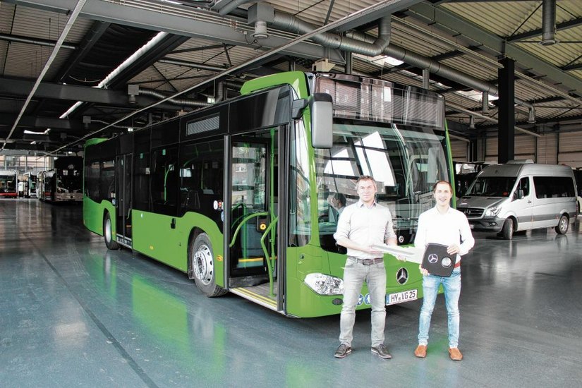 Robert Arlt, technischer Leiter, und Christian Geymeier, Leiter Verkehr, haben den Bus im Mannheimer Mercedes-Werk abgeholt. Foto: Uwe Mauerhoff