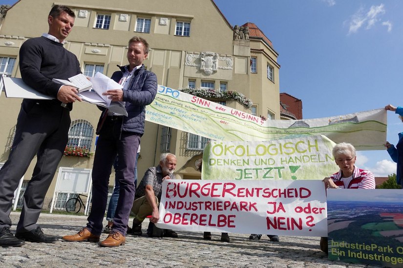 René Kirsten (links, Bürgerinitiative) und André Russig (Sprecher der Arbeitsgruppe Heidenau) kurz vor der Übergabe der Unterschriften im Heidenauer Rathaus.
