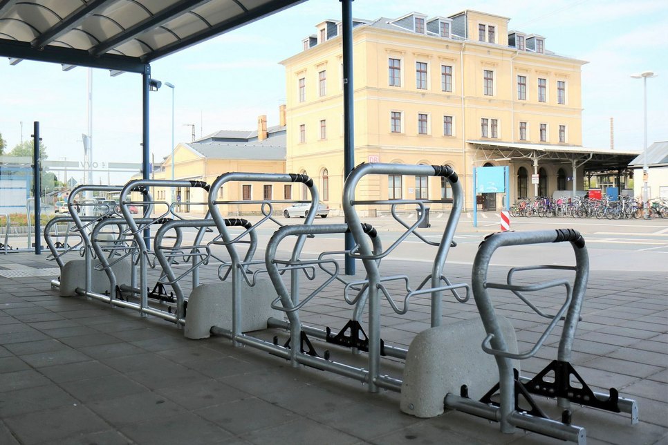 Auf Grund des gestiegenen Bedarfs hat die Stadt Riesa an der Bus-/Bahn-Übergangsstelle neue Fahrrad-Abstellmöglichkeiten geschaffen.  Fotos: U. Päsler, Stadt Riesa
