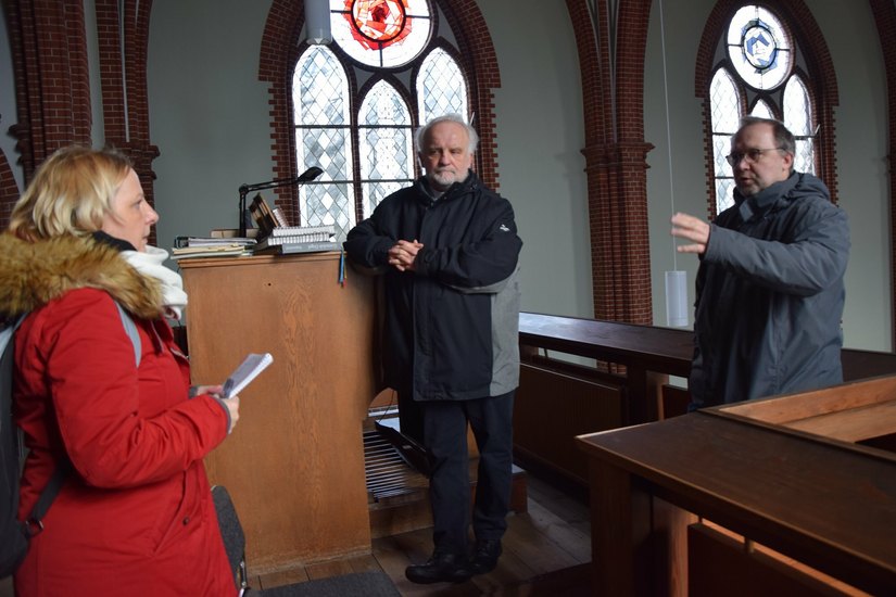 Redakteurin Saskia Barthel, Pfarrer Peter Paul Gregor und der Senderbeauftragte Guido Erbrich sprechen die Aufnahmen für den Fernsehgottesdienst ab.