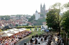 Die Elbland Philharmonie Sachsen ist mit ihrem Filmmusik-Open-Air auf dem Crassoberg in Meißen zu erleben.