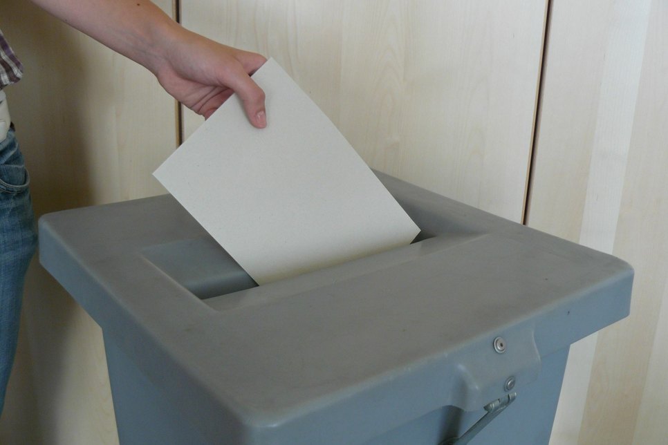 Am 26. September werden Stimmzettel wieder in Wahlurnen befördert. Foto: Holgerlang/pixelio.de