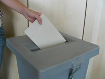Am 26. September werden Stimmzettel wieder in Wahlurnen befördert. Foto: Holgerlang/pixelio.de