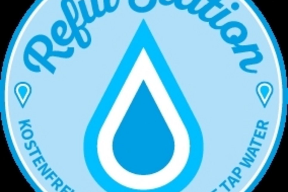 Wo dieses Logo klebt. werden Wasserflaschen wieder mit Trinkwasser befüllt.